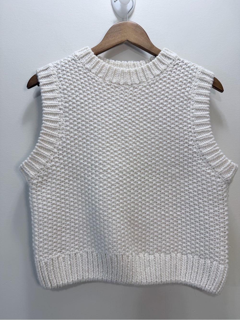 H&M Women’s Size Small Cream Sleeveless Knit Sweater Vest